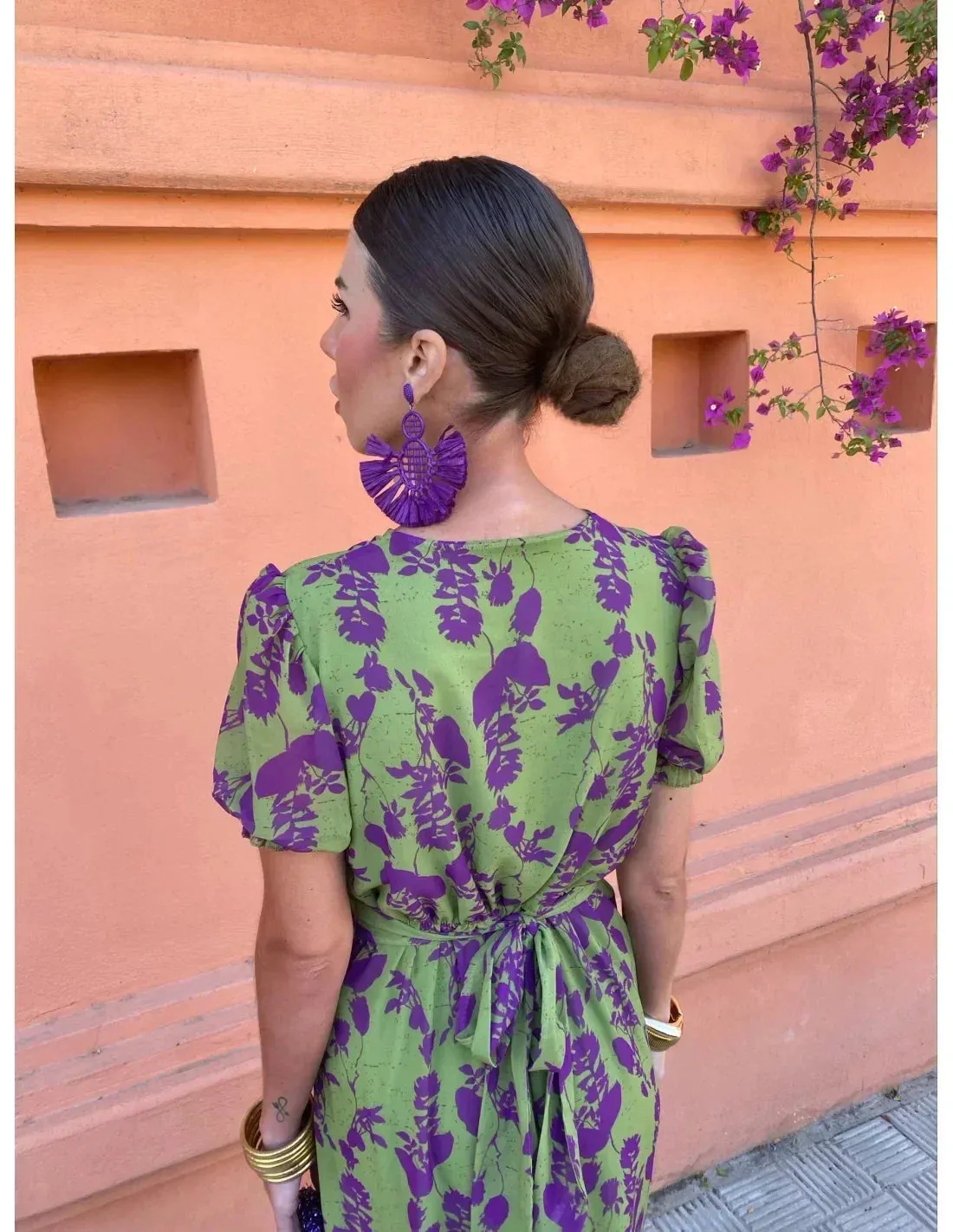 Wickelkleid mit V-Ausschnitt | Florales Design | Elegante Silhouette